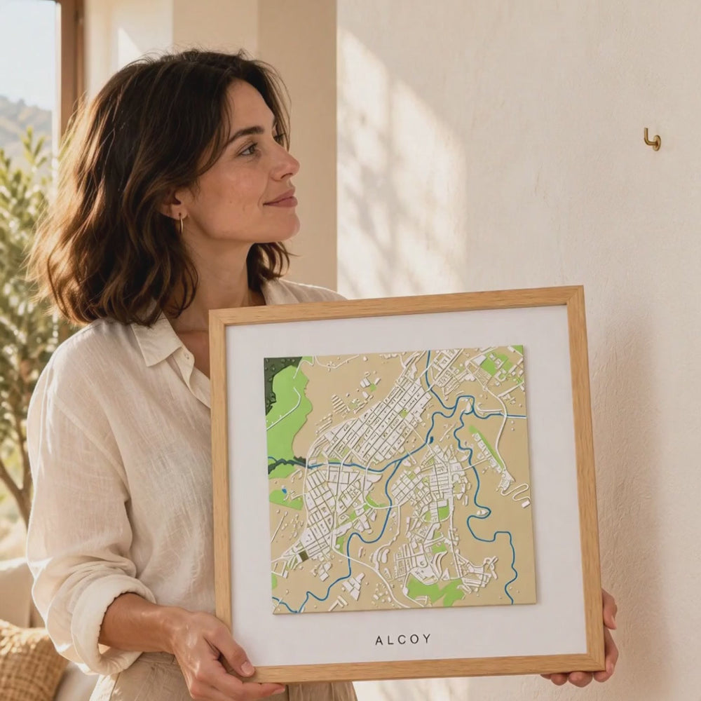 Vídeo cuadrado del mapa 3D personalizado de Alcoy con marco roble — Sokios